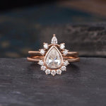 Load image into Gallery viewer, 1.00CT PEAR CUT ROSE GOLD CURVED SHAPED CROWN MOISSANITE ENGAGEMENT RING MATCHING BANDSET