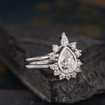 Load image into Gallery viewer, 1.00CT PEAR CUT ROSE GOLD CURVED SHAPED CROWN MOISSANITE ENGAGEMENT RING MATCHING BANDSET
