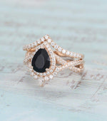 Load image into Gallery viewer, 1.00CT PEAR SHAPED UNIQUE ROSE GOLD CURVED BAND BLACK MOISSANITE ENGAGEMENT RING