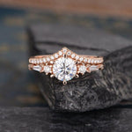 Load image into Gallery viewer, 1.0CT ANTIQUE ROSE GOLD BAGUETTE CUT SIDE STONE MOISSANITE ENGAGEMENT RING CURVED SHAPED MATCHING BAND