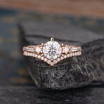 Load image into Gallery viewer, 1.0CT ANTIQUE ROSE GOLD BAGUETTE CUT SIDE STONE MOISSANITE ENGAGEMENT RING CURVED SHAPED MATCHING BAND