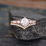 Load image into Gallery viewer, 1.0CT ANTIQUE ROSE GOLD BAGUETTE CUT SIDE STONE MOISSANITE ENGAGEMENT RING CURVED SHAPED MATCHING BAND