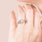 Load image into Gallery viewer, VARA ROUND CUT MOISSANITE ENGAGEMENT RING