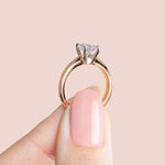 Load image into Gallery viewer, ISLE OVAL CUT MOISSANITE ENGAGEMENT RING