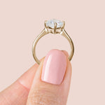 Load image into Gallery viewer, EAVE KITE OVAL CUT MOISSANITE ENGAGEMENT RING