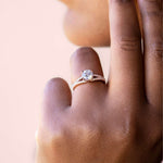 Load image into Gallery viewer, RAIA ROUND CUT MOISSANITE ENGAGEMENT RING