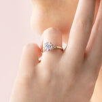 Load image into Gallery viewer, CALM OVAL CUT MOISSANITE ENGAGEMENT RING