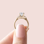 Load image into Gallery viewer, CALM OVAL CUT MOISSANITE ENGAGEMENT RING