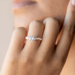 Load image into Gallery viewer, MORA ROUND CUT MOISSANITE ENGAGEMENT RING