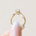 Load image into Gallery viewer, MORA ROUND CUT MOISSANITE ENGAGEMENT RING