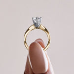Load image into Gallery viewer, CHIC CLASSIC ROUND CUT MOISSANITE ENGAGEMENT RING