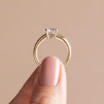 Load image into Gallery viewer, EAVE CLASSIC ROUND CUT MOISSANITE ENGAGEMENT RING