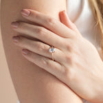 Load image into Gallery viewer, EAVE CLASSIC OVAL CUT MOISSANITE ENGAGEMENT RING
