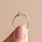 Load image into Gallery viewer, EAVE CLASSIC OVAL CUT MOISSANITE ENGAGEMENT RING
