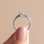 Load image into Gallery viewer, EAVE CLASSIC OVAL CUT MOISSANITE ENGAGEMENT RING