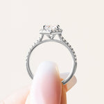 Load image into Gallery viewer, SISE KITE ROUND CUT MOISSANITE ENGAGEMENT RING
