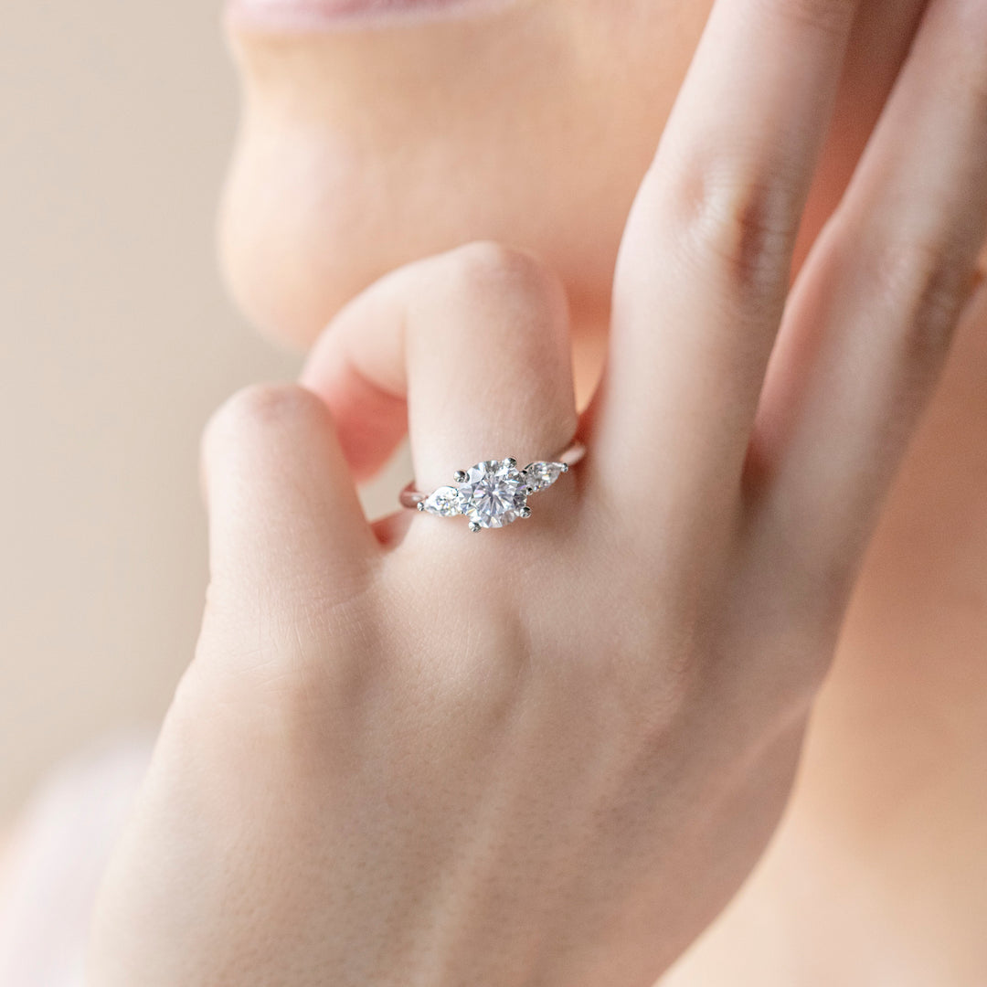 LILY CLASSIC ROUND CUT MOISSANITE ENGAGEMENT RING
