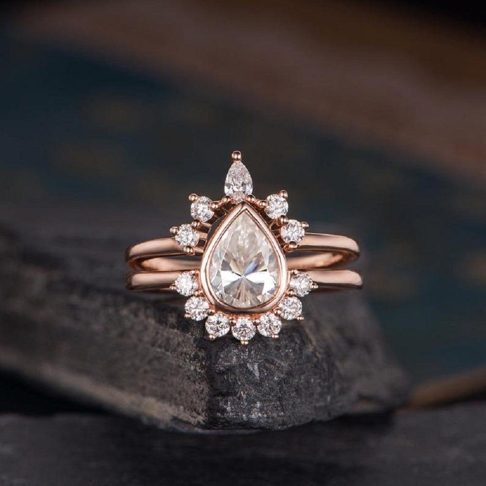 1.00CT PEAR CUT ROSE GOLD CURVED SHAPED CROWN MOISSANITE ENGAGEMENT RING MATCHING BANDSET