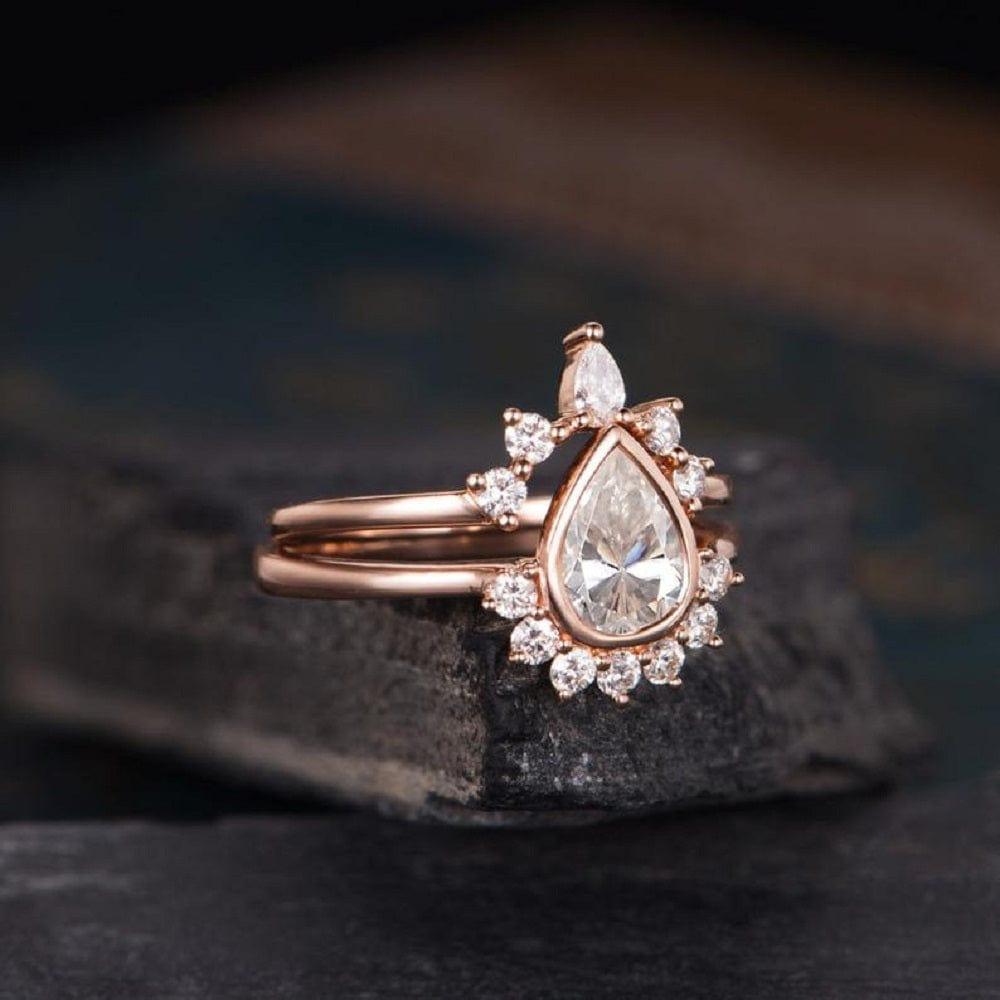 1.00CT PEAR CUT ROSE GOLD CURVED SHAPED CROWN MOISSANITE ENGAGEMENT RING MATCHING BANDSET