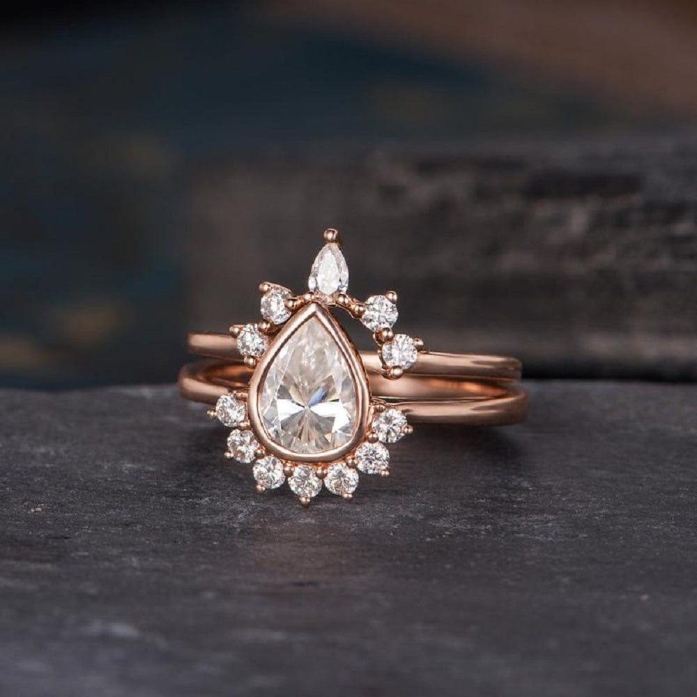 1.00CT PEAR CUT ROSE GOLD CURVED SHAPED CROWN MOISSANITE ENGAGEMENT RING MATCHING BANDSET