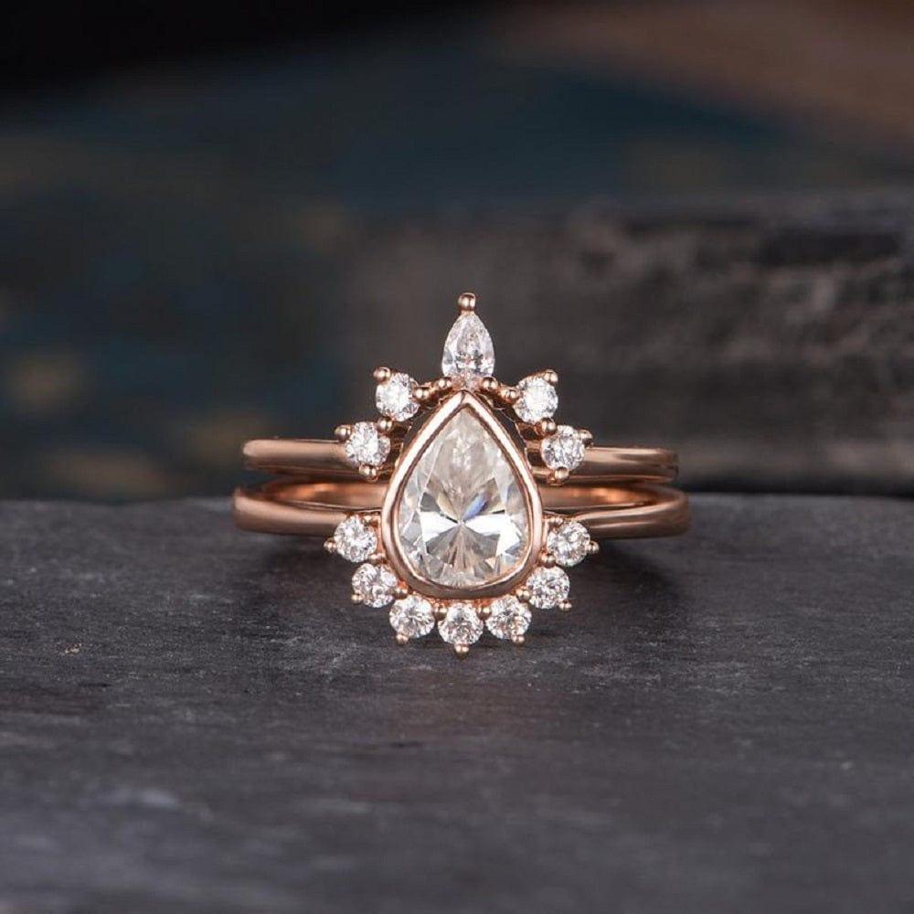 1.00CT PEAR CUT ROSE GOLD CURVED SHAPED CROWN MOISSANITE ENGAGEMENT RING MATCHING BANDSET