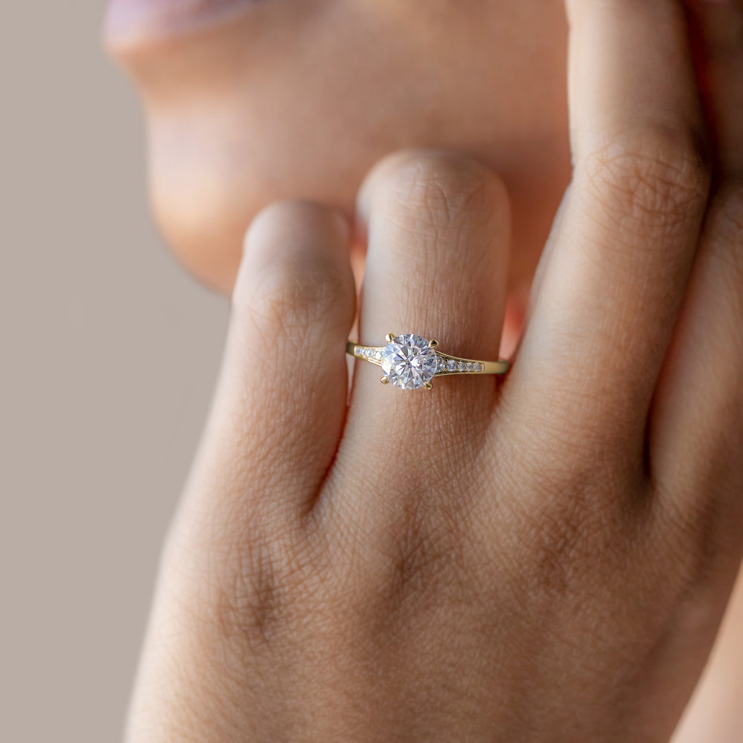 IRIS ROUND CUT MOISSANITE ENGAGEMENT RING