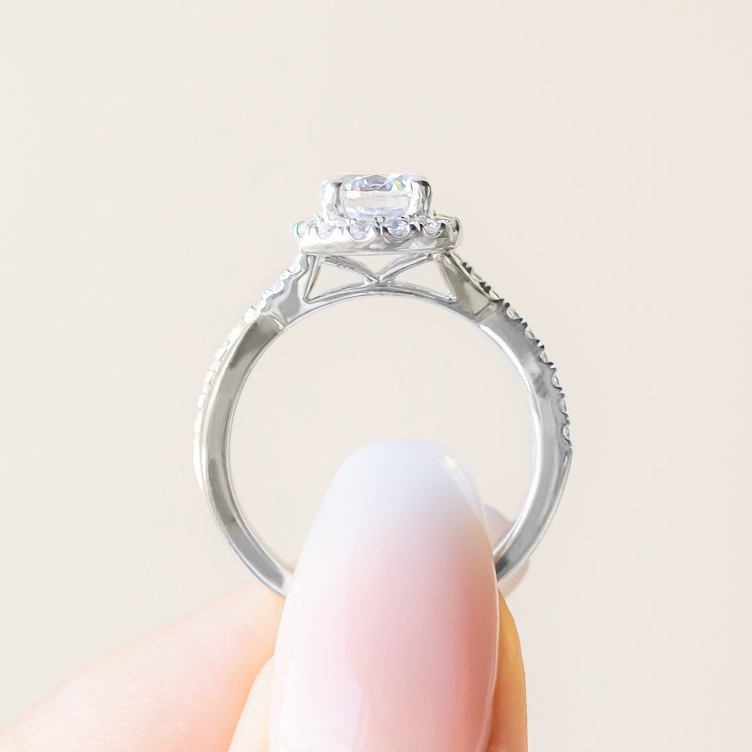 POSE ROUND CUT MOISSANITE ENGAGEMENT RING