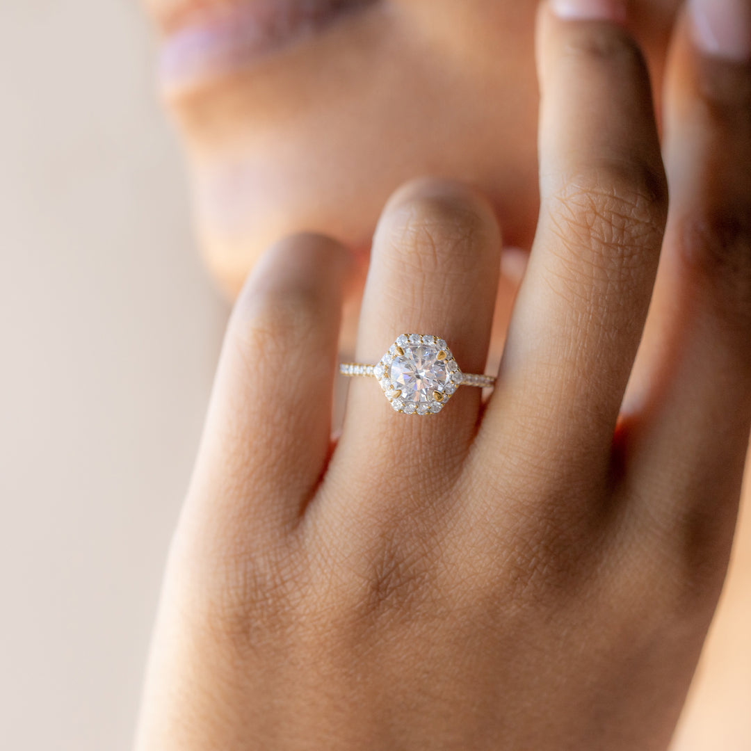 SISE ROUND CUT MOISSANITE ENGAGEMENT RING