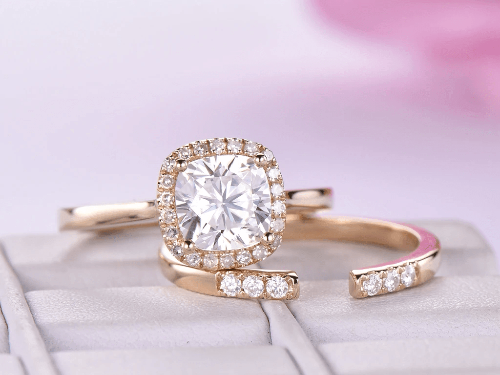 2CT CUSHION MOISSANITE RING SETS WITH OPEN-END DIAMOND BAND