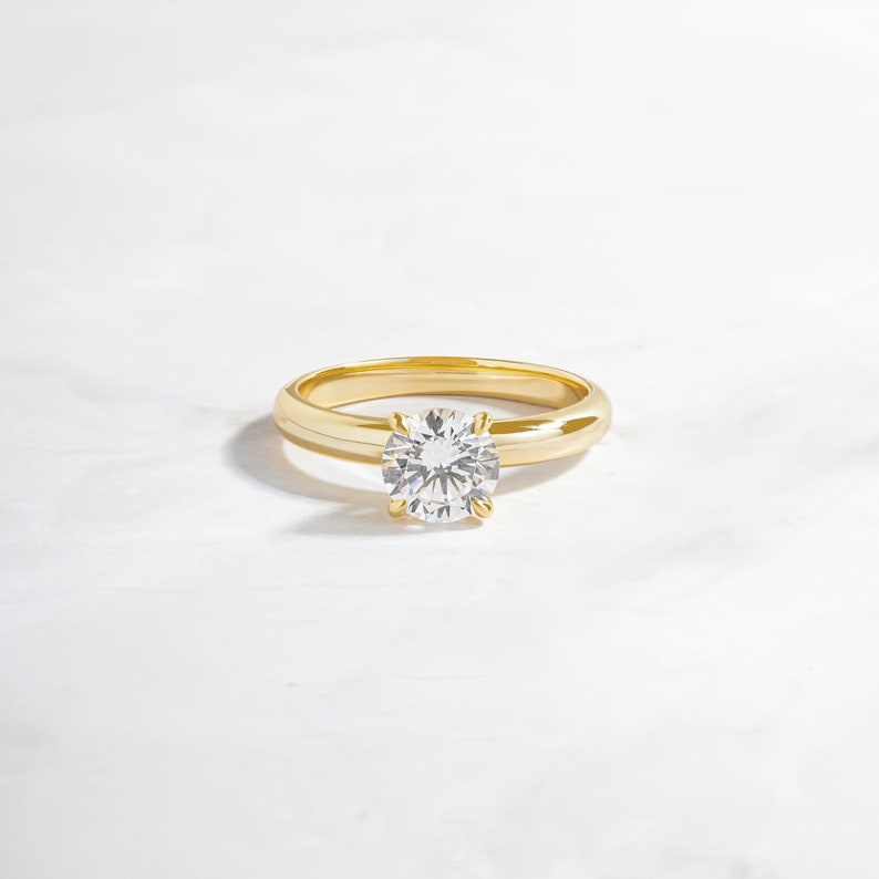 gold round diamond wedding ring