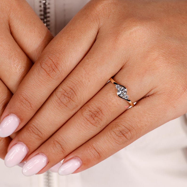 Yellow gold ring engagement with a round brilliant cut diamond for timeless elegance.